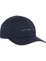 Gorra de sarga color azul marino, con visera curva y paneles estructurados. Presenta el logo de Tommy Hilfiger bordado en blanco en el panel frontal y costuras decorativas en el borde de la visera.