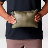 Campera verde oliva de plumas, con cierre frontal, bolsillos laterales con cierre y logo de la marca bordado en el pecho.