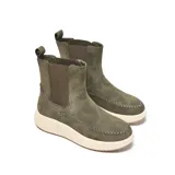 Bota corta tipo chelsea color verde militar, con paneles laterales elastizados en tono marrón y costuras visibles con detalle artesanal. Tiene una tira trasera para facilitar el calce, punta redondeada y plataforma baja integrada con suela de goma antideslizante.