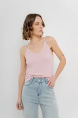 Musculosa amarilla de hilo con brillo sutil, de calce ajustado y breteles finos.