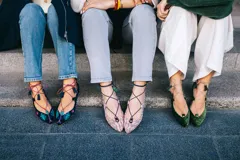 Bailarinas de terciopelo verde musgo con cordones para atar al tobillo y borlas de ante. Incluyen plantilla de lana intercambiable, cuña interna de 1,5cm, interior de piel y suela de cuero. Diseño y fabricación 100% española.