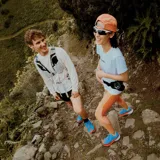Championes de trail running Merrell Agility Peak 5, color celeste con detalles en naranja y negro.