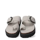 Sandalias planas color gris con hebilla metálica negra, tira ancha sobre el empeine y tira entre los dedos. Plataforma con base de corcho y suela de goma negra.