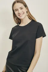 Remera negra de algodón peinado con calce al cuerpo y detalle bordado en el lateral.