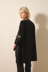 Saco liviano de cuero ovino gamuzado color negro, con terminación suavemente brillante.