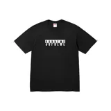 Camiseta negra de manga corta con el logo de Supreme estampado en blanco en el pecho.