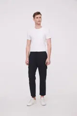 Pantalón cargo de corte cropped color azul marino, con bolsillos laterales y cintura elastizada con cordón ajustable.
