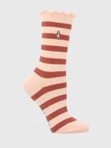 Calcetín de largo medio, color rosa pálido con rayas horizontales en tono terracota. Presenta un borde superior festoneado y un pequeño bordado de un perro sentado en la caña.
