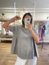 Blusa de lino 100% color blanco roto, de corte holgado y manga corta.