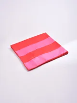 Pareo rectangular con estampado de rayas horizontales en tonos rosa y rojo.