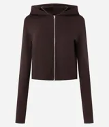 Campera corta color marrón, con capucha fija, mangas largas y cierre delantero de cremallera plateada.