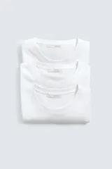 Pack de tres camisetas básicas de hombre, corte regular, cuello redondo y manga corta.