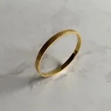 Pulsera de acero inoxidable enchapada en oro, con diseño liso y elegante.