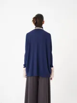 Sweater de color gris con diseño amplio y cuello alto, ideal para crear looks cómodos y elegantes.