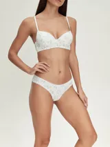 Conjunto de ropa interior femenina de algodón, compuesto por un corpiño con aro y una bombacha tipo bikini. Ambos son de color blanco con estampado floral en tonos celeste y naranja.