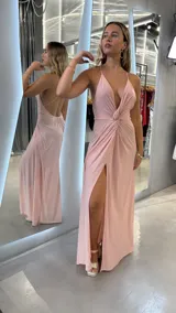 Vestido largo de fiesta color rosa pálido con breteles finos, escote en V profundo y tajo lateral.