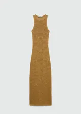 Vestido largo de punto calado color dorado, con cuello redondo y tirantes anchos.