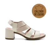 Sandalias de cuero color beige con tiras elásticas y taco cuadrado.