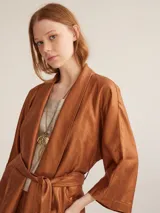 Kimono color cobre con textura brillante, mangas 3/4 y lazo para atar en la cintura.