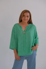 Blusa verde a rayas verticales blancas, con escote en V y mangas 3/4.