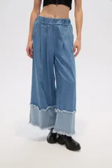 Pantalón de jean azul de corte ancho y tiro alto, con bolsillos y pinzas.