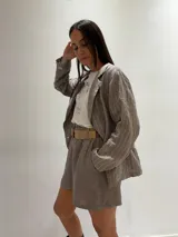 Short azul de lino con cinturón de rafia.