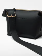Bandolera pequeña de poliuretano color negro, con correa larga regulable con hebilla metálica y logo grabado.