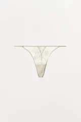 Tanga color crema de encaje floral con cintura elástica.