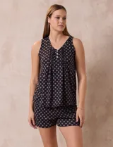 Conjunto de pijama de short y musculosa con estampado de lunares. Musculosa con escote en V y botones. Short con cintura elastizada.