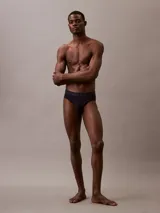 Pack de tres slips Calvin Klein Ultra Soft Modal en colores negro, azul marino y gris. Confeccionados en mezcla de modal y elastano, con cinturilla elástica con el logo de la marca.