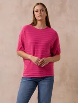 Buzo tejido acanalado color fucsia, marca Ninety, con mangas cortas japonesas y cuello redondo.