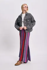 Campera de jean gris oscuro con cuello clásico, cierre frontal con botones metálicos, bolsillos con solapa en el pecho y corte holgado.