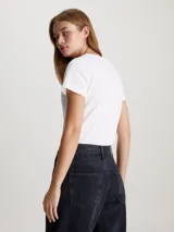 Remera blanca de algodón regenerativo con cuello redondo, corte slim, mangas cortas y monograma CK de Calvin Klein en el pecho.