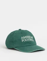 Gorra de béisbol verde con bordado blanco que dice "American Football".