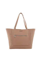 Cartera tipo shopper color marrón con textura granulada, doble asa de hombro, bolsillo frontal con cierre y tachas plateadas en los laterales.