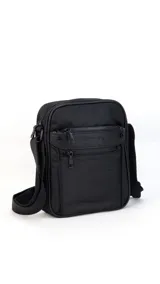 Morral bandolera negro de tela impermeable con dos bolsillos frontales con cierre y dos bolsillos internos.