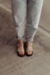 Sandalias de cuero color beige con doble tira con velcro y suela chunky negra.