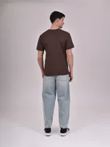 Remera marrón de manga corta con estampa frontal que incluye la palabra 'Venice', un oso con una tabla de surf y la frase 'Venice Beach, California - Locals Only'.