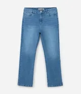 Pantalón de jean azul de corte recto, con bolsillos y trabillas en la cintura. Confeccionado con elastano y cierre frontal con botón y cremallera.