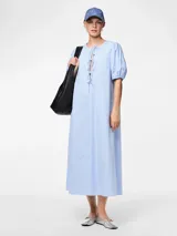 Vestido midi celeste a rayas verticales blancas, con mangas cortas abullonadas y escote redondo con lazos.