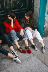 Botines acordonados con estampado animal print y puntera cubierta de glitter plateado.