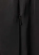 Falda midi negra de tiro medio, corte recto y fruncido elástico en la cintura. Confeccionada en tejido mezcla de viscosa, lyocell y lana. Presenta abertura posterior en el bajo y dos bolsillos laterales.