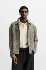 Sobrecamisa de tweed multicolor con cuello solapa, cierre frontal con cremallera, bolsillos laterales y puños abotonados.