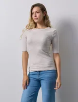 Remera color beige de corte ajustado, con cuello redondo y mangas cortas. Tejido acanalado de modal y elastano.