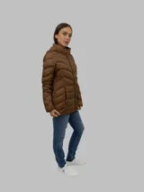 Campera marrón de nailon con relleno de plumón (90% plumón, 10% plumas), cierre frontal con cremallera, diseño acolchado, bolsillos laterales y cuello alto con capucha.