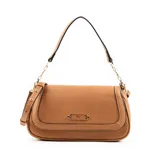 Cartera bandolera color habano, de símil cuero con costuras a tono y herrajes dorados. Tiene un compartimento principal con acceso de solapa, un bolsillo interno con cierre y dos bolsillos abiertos. Incluye correa regulable para usar al hombro o cruzada.