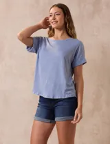 Remera color durazno con textura y espalda con aplique de botones.