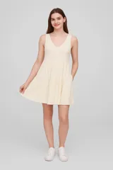 Vestido corto color crema, de bretel ancho y cuello redondo, con corte evasé.