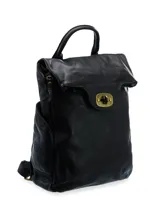 Mochila negra de cuero con cierre de llave, bolsillo frontal, bolsillos laterales, bolsillo interno y asas regulables.