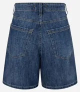 Bermuda de jeans azul oscuro, con trabillas en la cintura, bolsillos laterales y traseros, y cierre de botón y cremallera.